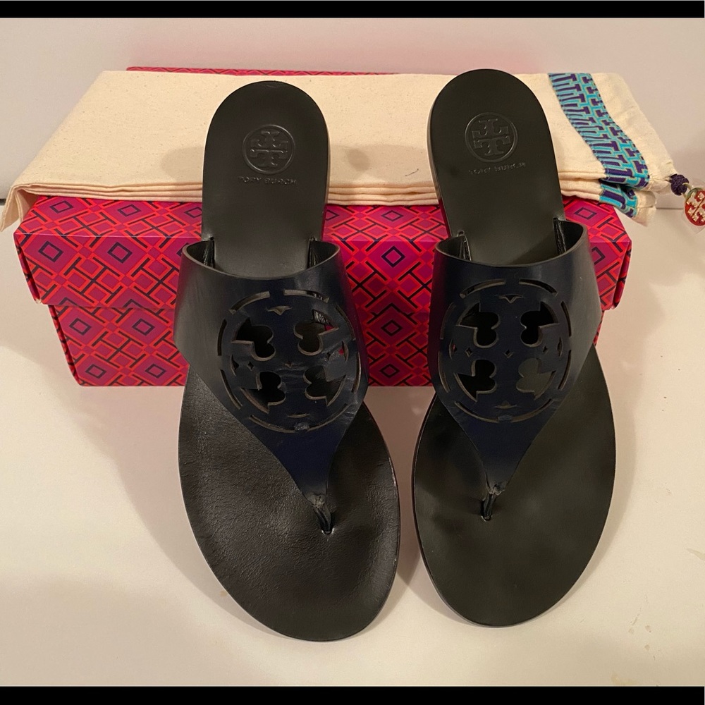 Tory Burch
Bright Navy Zoey Thong Veg Nappa Leather Flat Sandals 8.5